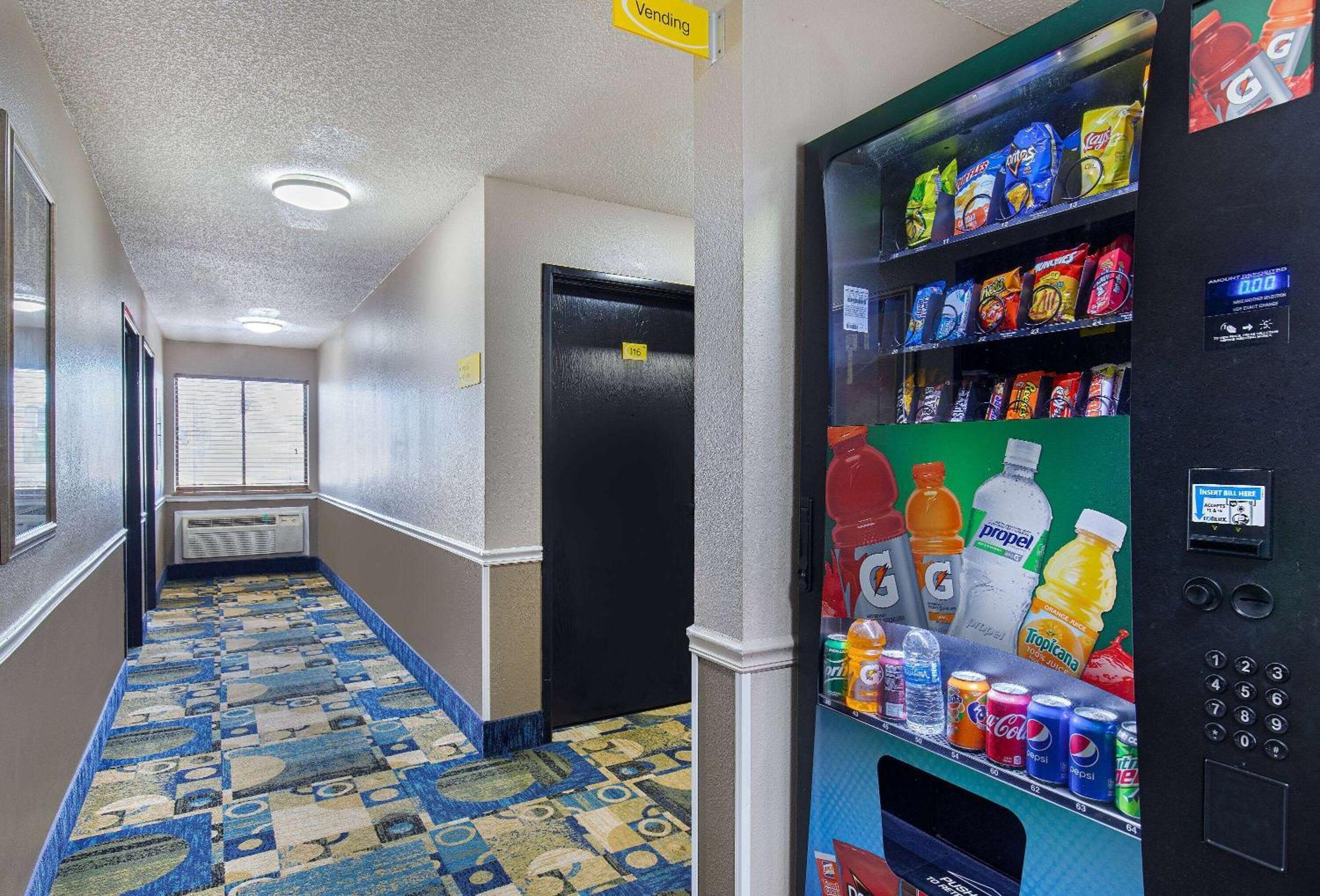 Super 8 By Wyndham Somerset Luaran gambar